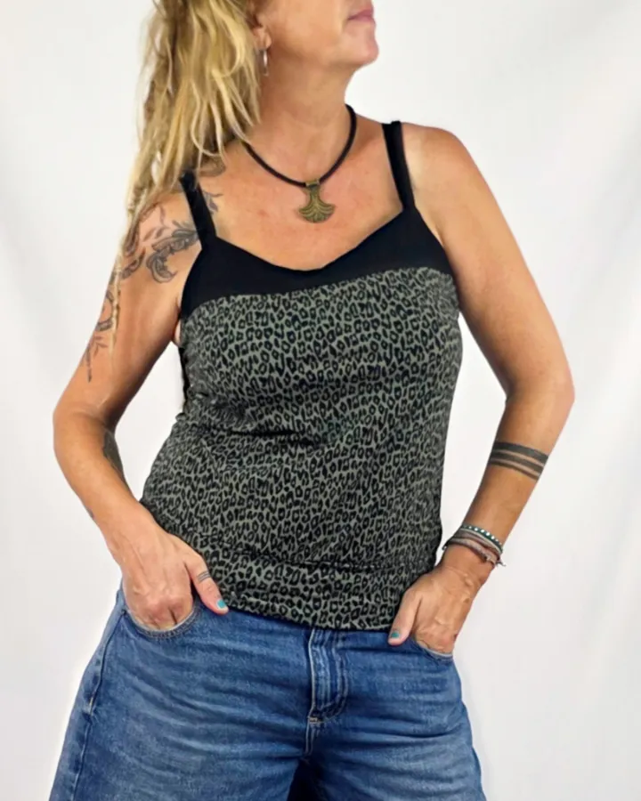 Camiseta Guru Leop Khaky de La Gata Maula