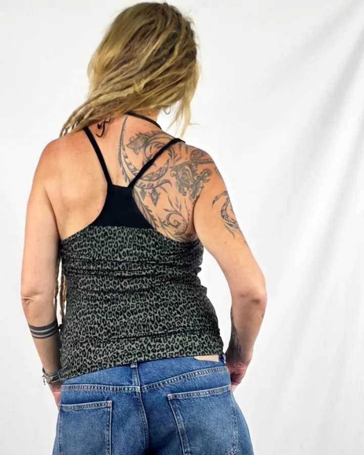Camiseta Guru Leop Khaky de La Gata Maula, foto 2