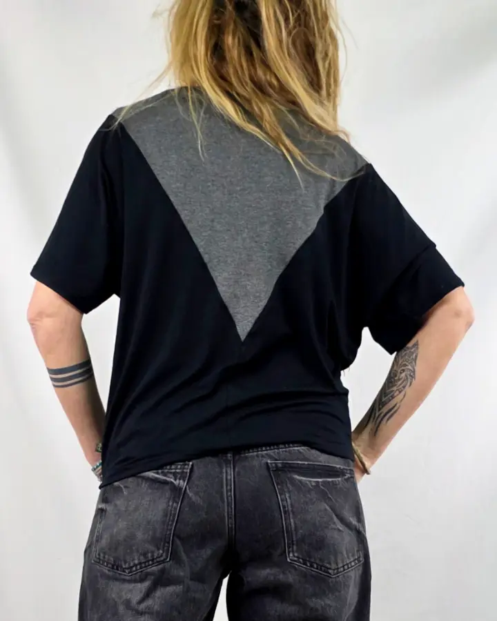 Camiseta Uwess Black Antracita de La Gata Maula